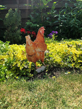 Laden Sie das Bild in den Galerie-Viewer, Ostern Henne im Garten