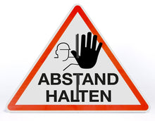 Laden Sie das Bild in den Galerie-Viewer, Stop Abstand Halten - Dreieck Aufsteller 500 x 400 mm – aufstellbar – Alu Verbund 4 mm
