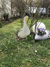 Laden Sie das Bild in den Galerie-Viewer, Schild Dekofigur Gans im Garten
