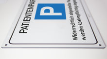 Laden Sie das Bild in den Galerie-Viewer, Patienten Parkplatz - Schild - 4 mm Alu Verbundplatte